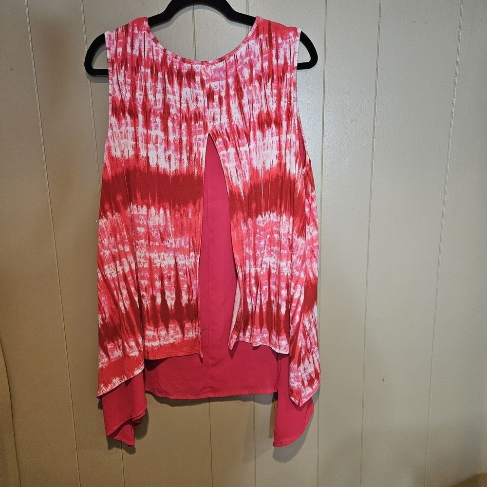 Red and White Asymmetrical Sleeveless Blouse - Picture 2 of 4